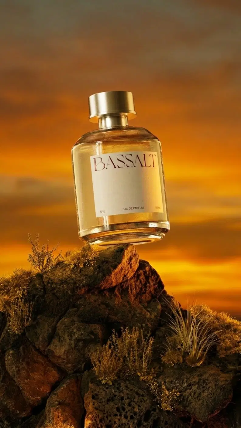 Bassalt perfume product mockup